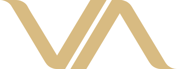 Goldene, stilisierte, überlappende V- und A-Buchstaben auf transparentem Hintergrund.