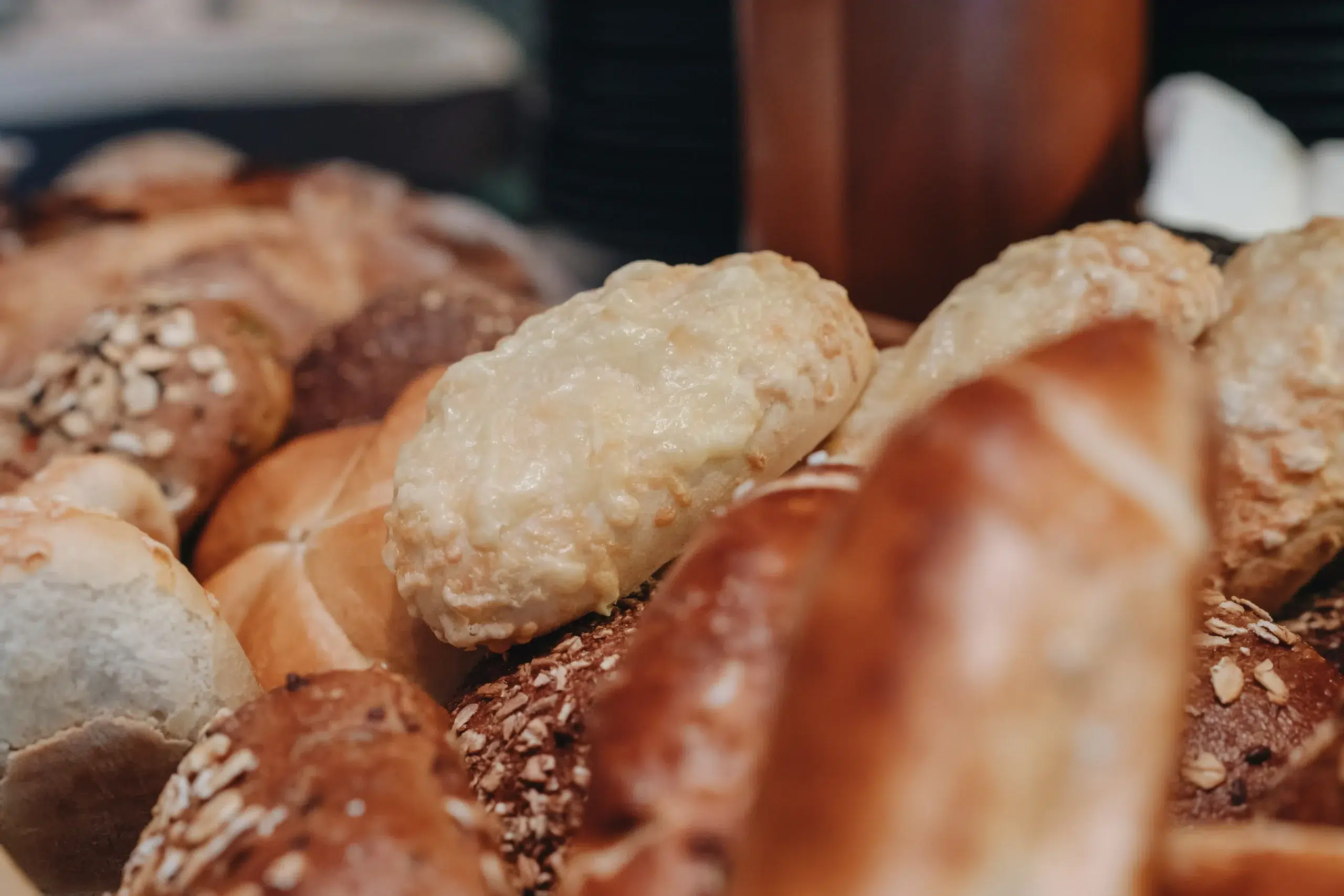 Verschiedene Brötchen und Gebäckstücke, perfekt für jedes Restaurant, dicht an dicht gestapelt.